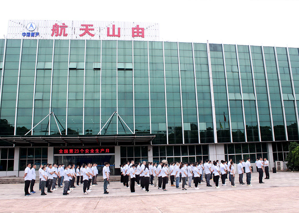 航天山由举行安全生产月启动暨升旗仪式