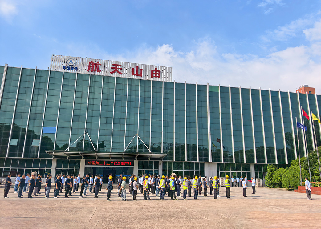 航天山由举行安全月活动启动暨升旗仪式